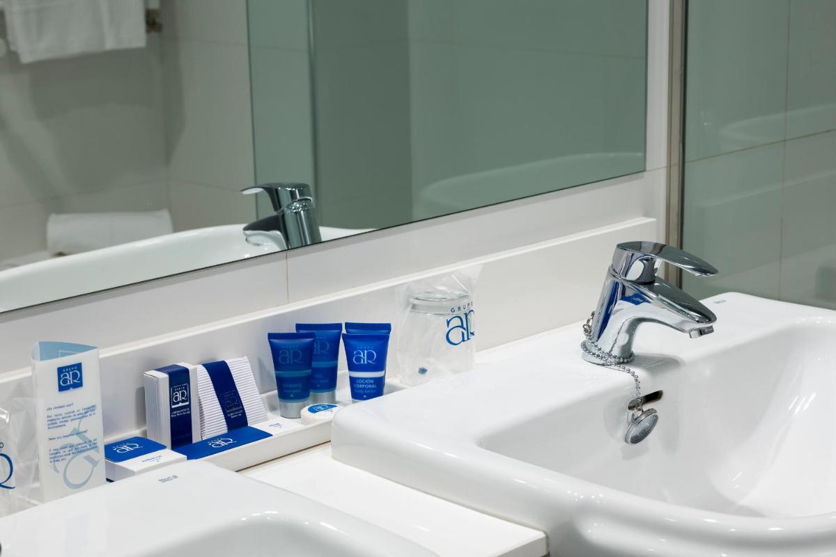 Un baño de Hotel AR Isabel de Farnesio