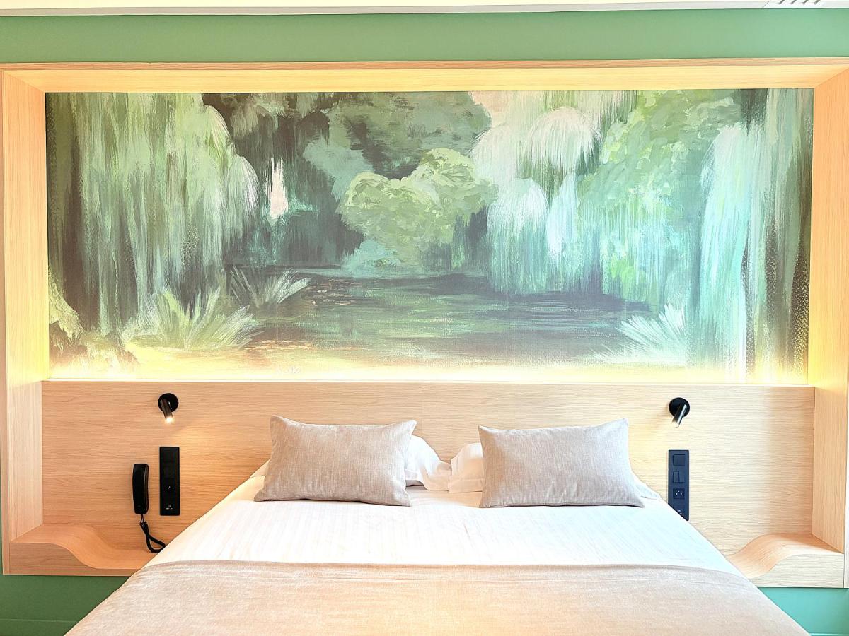 Un ou plusieurs lits dans un hébergement de l'établissement Brit Hotel Piscine & Spa - Fougères