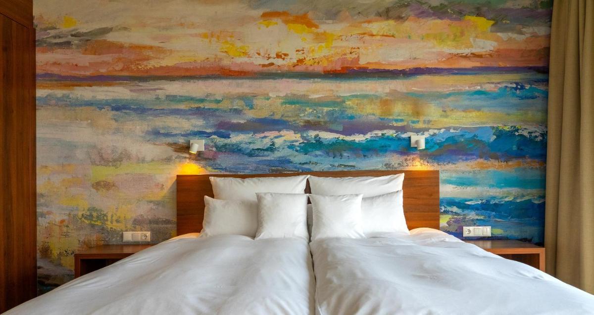 Ein Bett oder Betten in einem Zimmer der Unterkunft THE GRAND Ahrenshoop