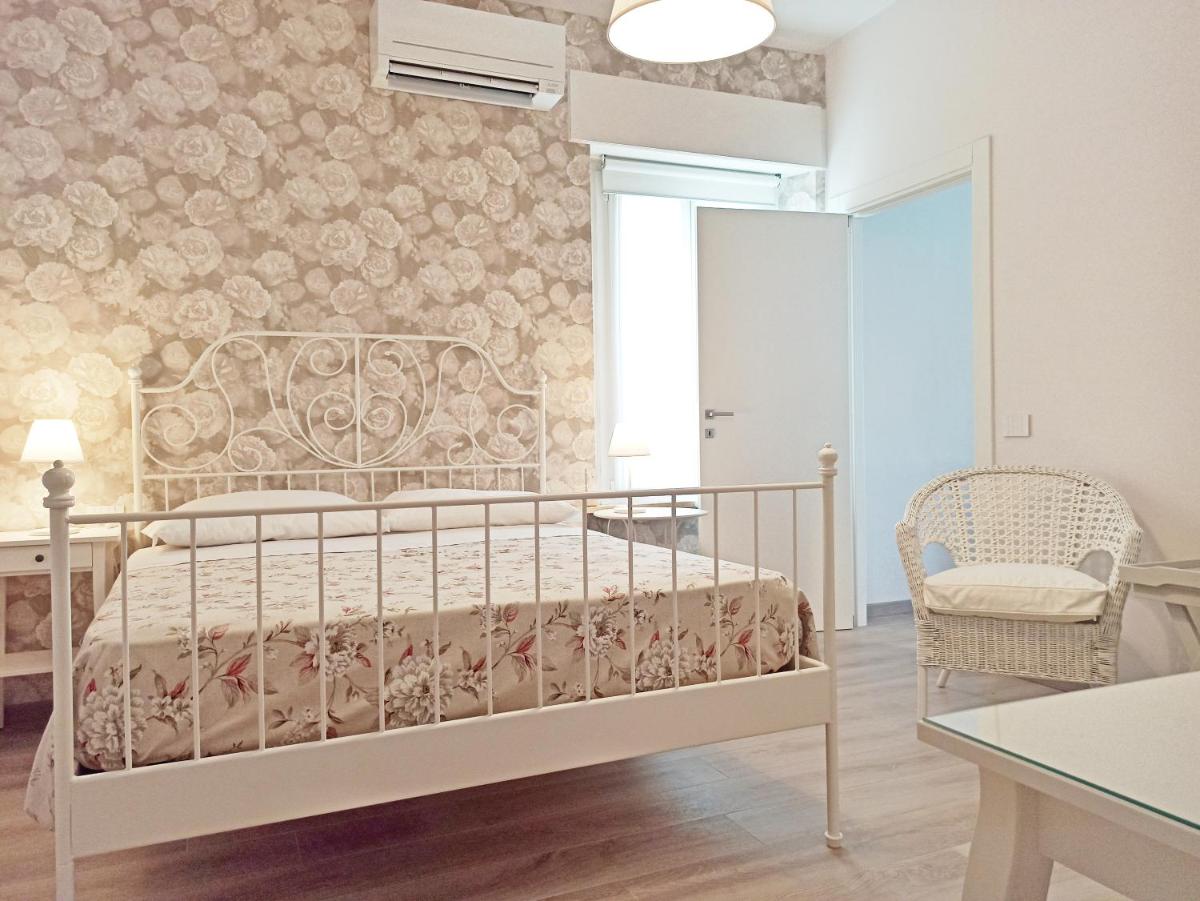 Colleoni 19 Parigi, Appartamento superior con corte privata - Housity