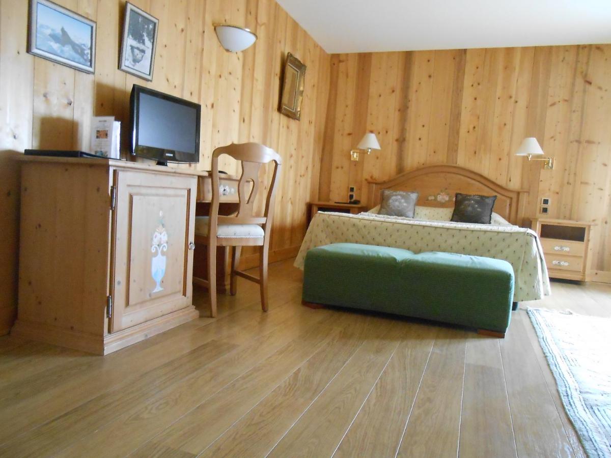 Télévision ou salle de divertissement dans l'établissement Hotel Blanc