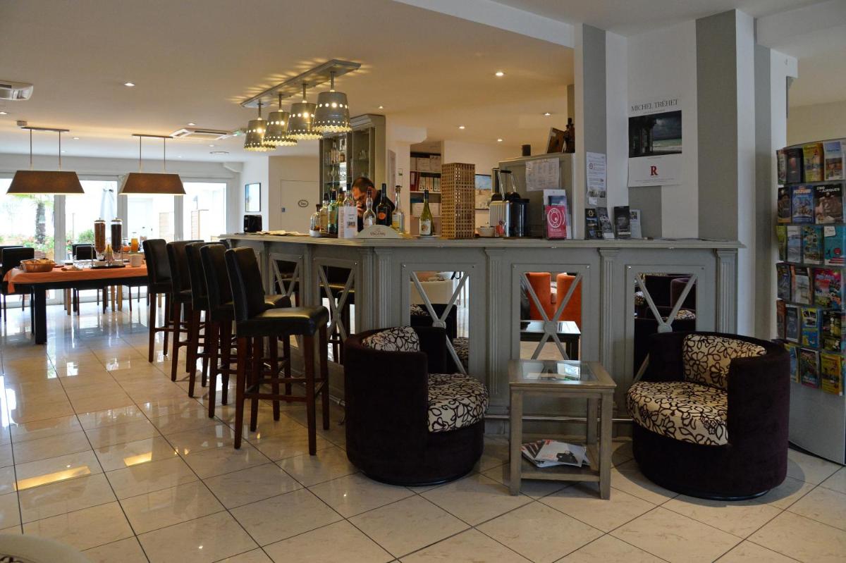 Salon ou bar de l'établissement Almoria Hôtel & SPA