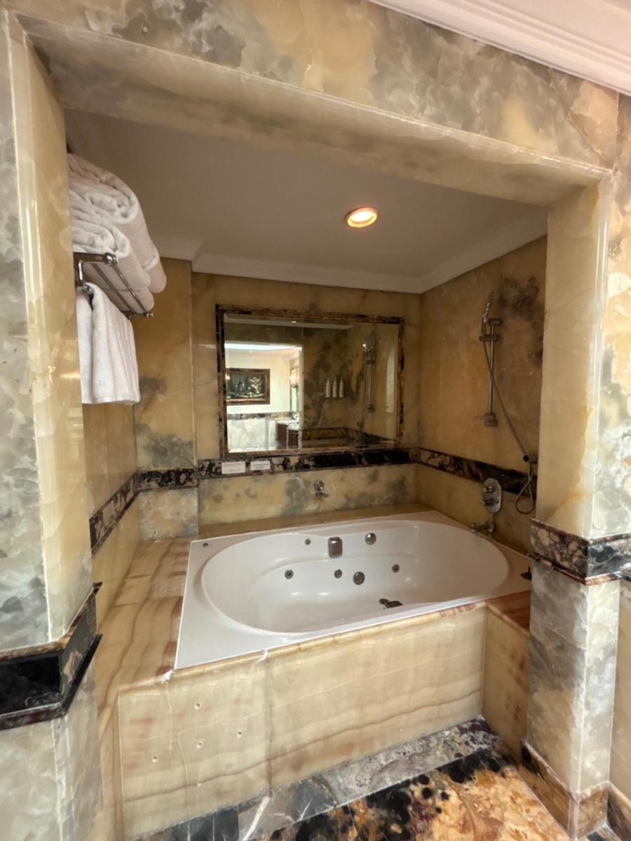 a large bathroom with a large tub in it at Le Royal Meridien Chennai in Chennai