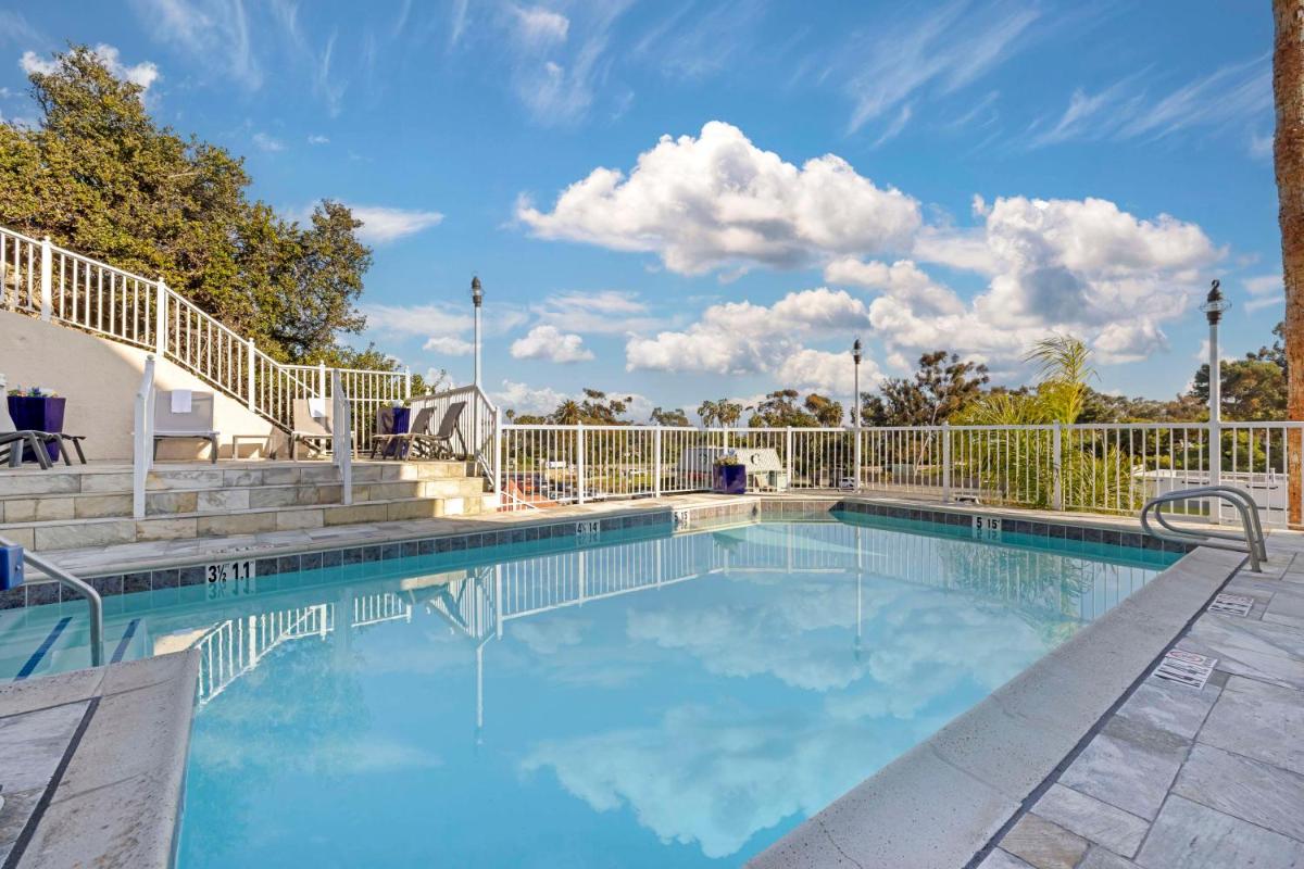 Best Western Plus Marina Shores Hotel - Housity