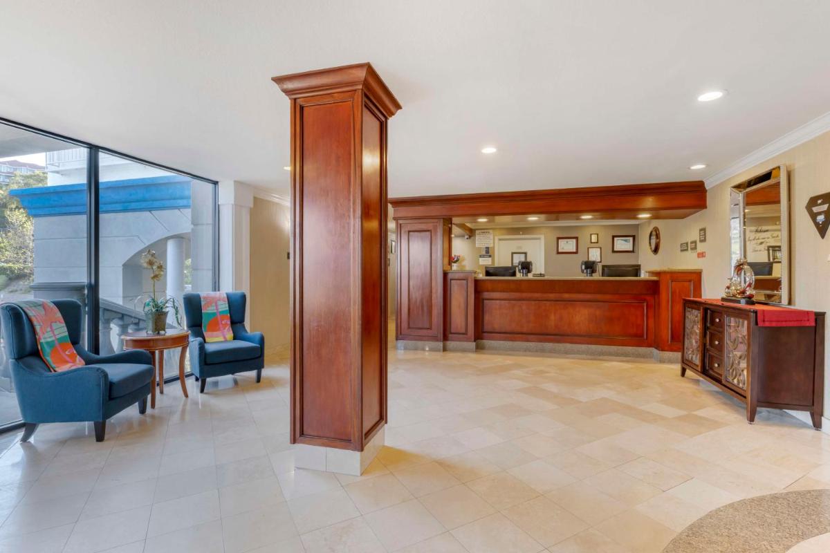 Best Western Plus Marina Shores Hotel - Housity