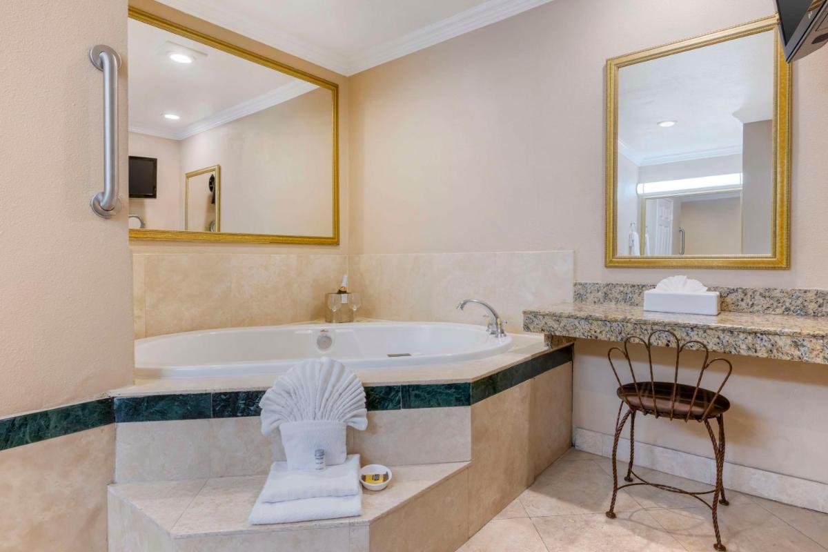 Best Western Plus Marina Shores Hotel - Housity