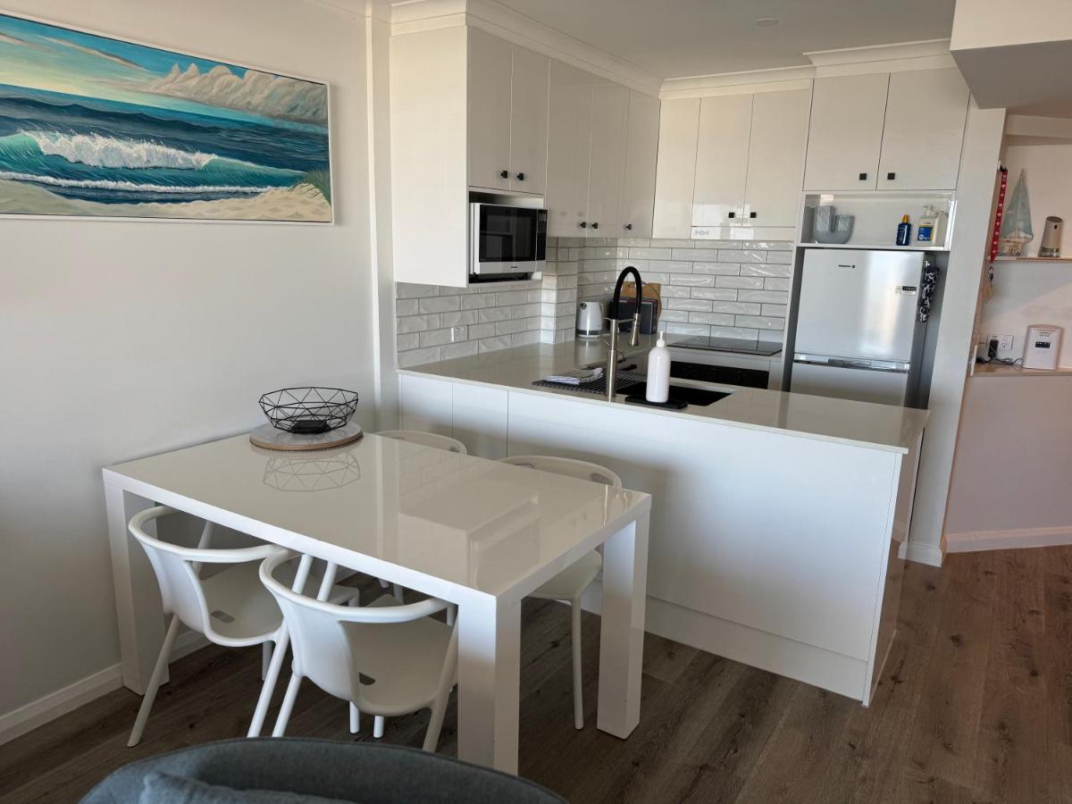Ocean View - Alexandra Headlands Beachfront Unit - Housity