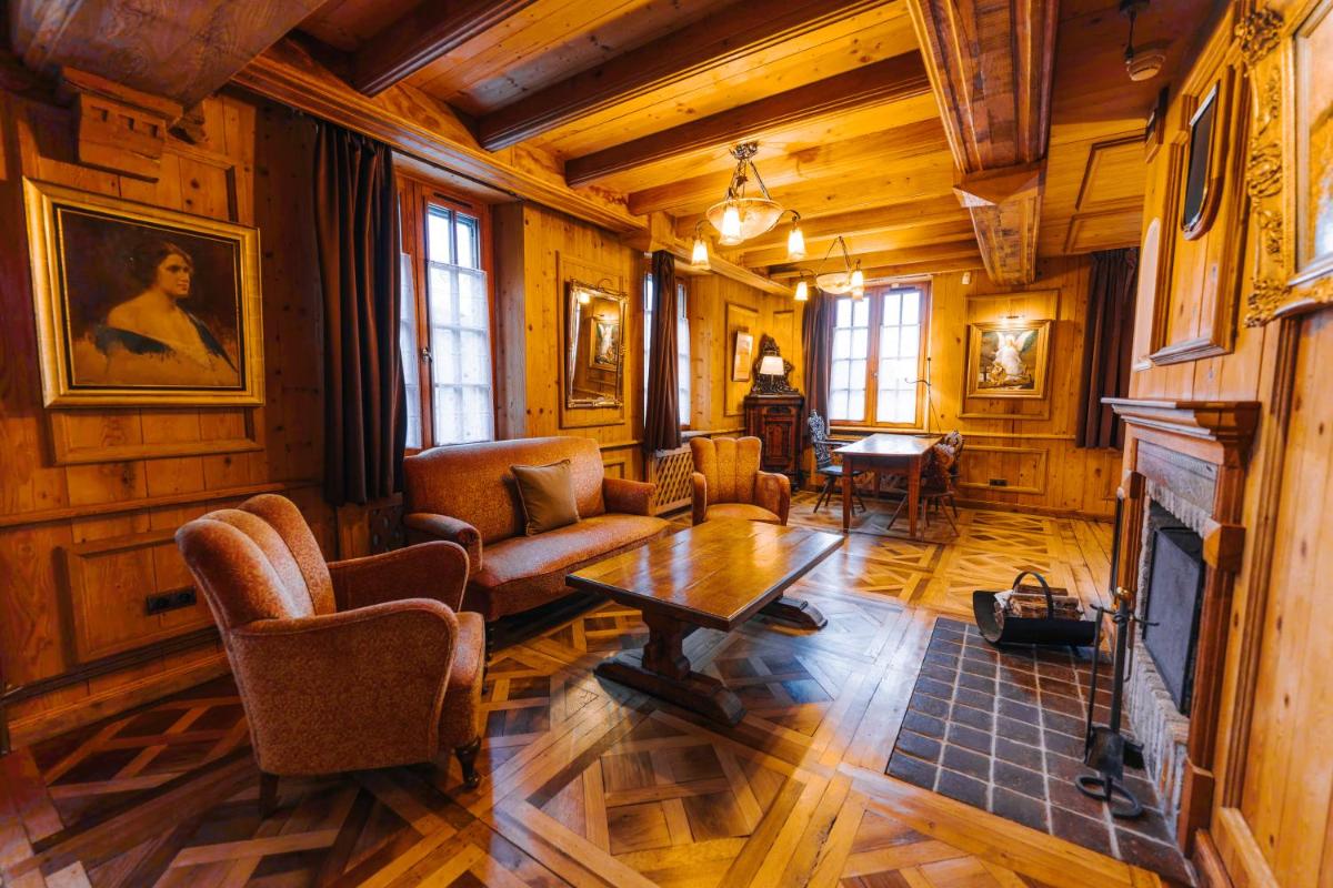 Coin salon dans l'établissement Les Violettes Hotel & Spa