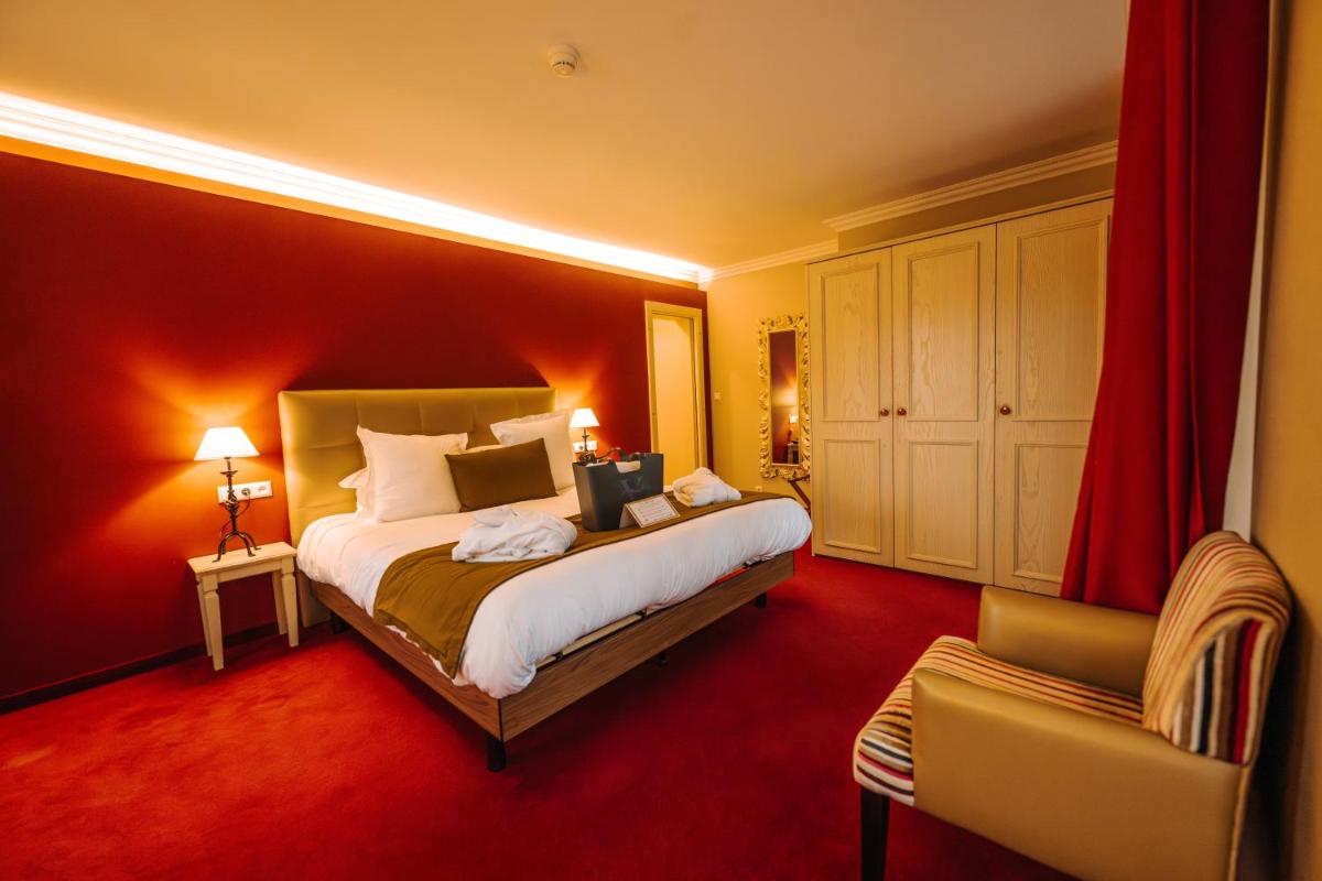 Un ou plusieurs lits dans un hébergement de l'établissement Les Violettes Hotel & Spa