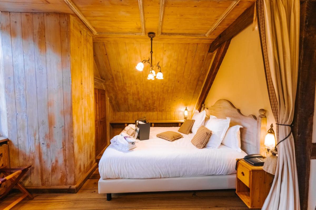 Un ou plusieurs lits dans un hébergement de l'établissement Les Violettes Hotel & Spa