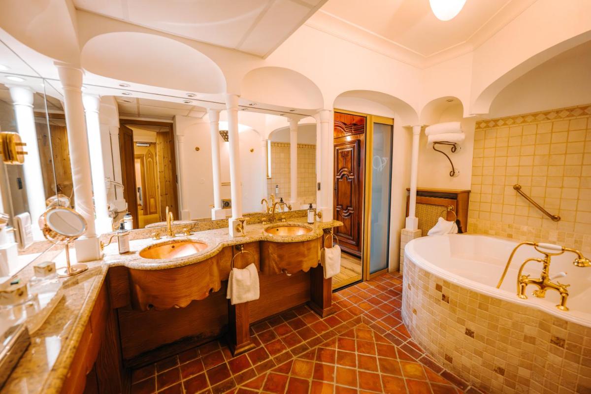 Salle de bains dans l'établissement Les Violettes Hotel & Spa