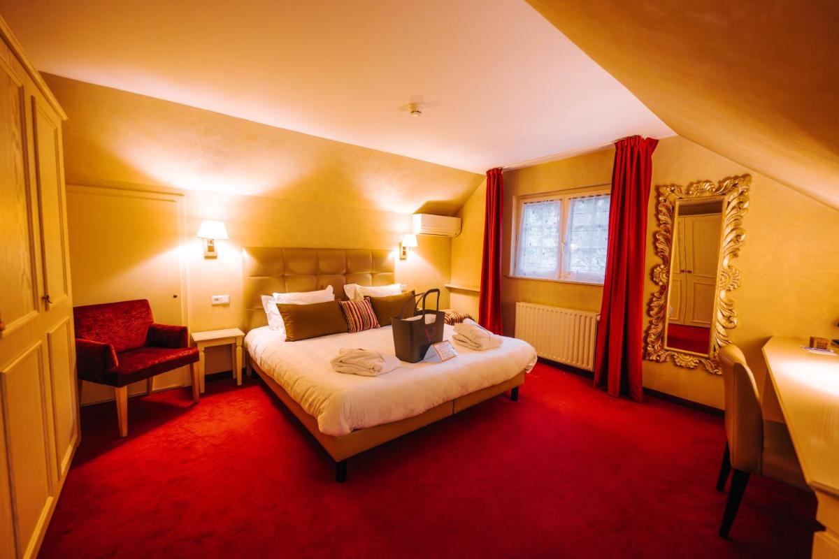 Un ou plusieurs lits dans un hébergement de l'établissement Les Violettes Hotel & Spa