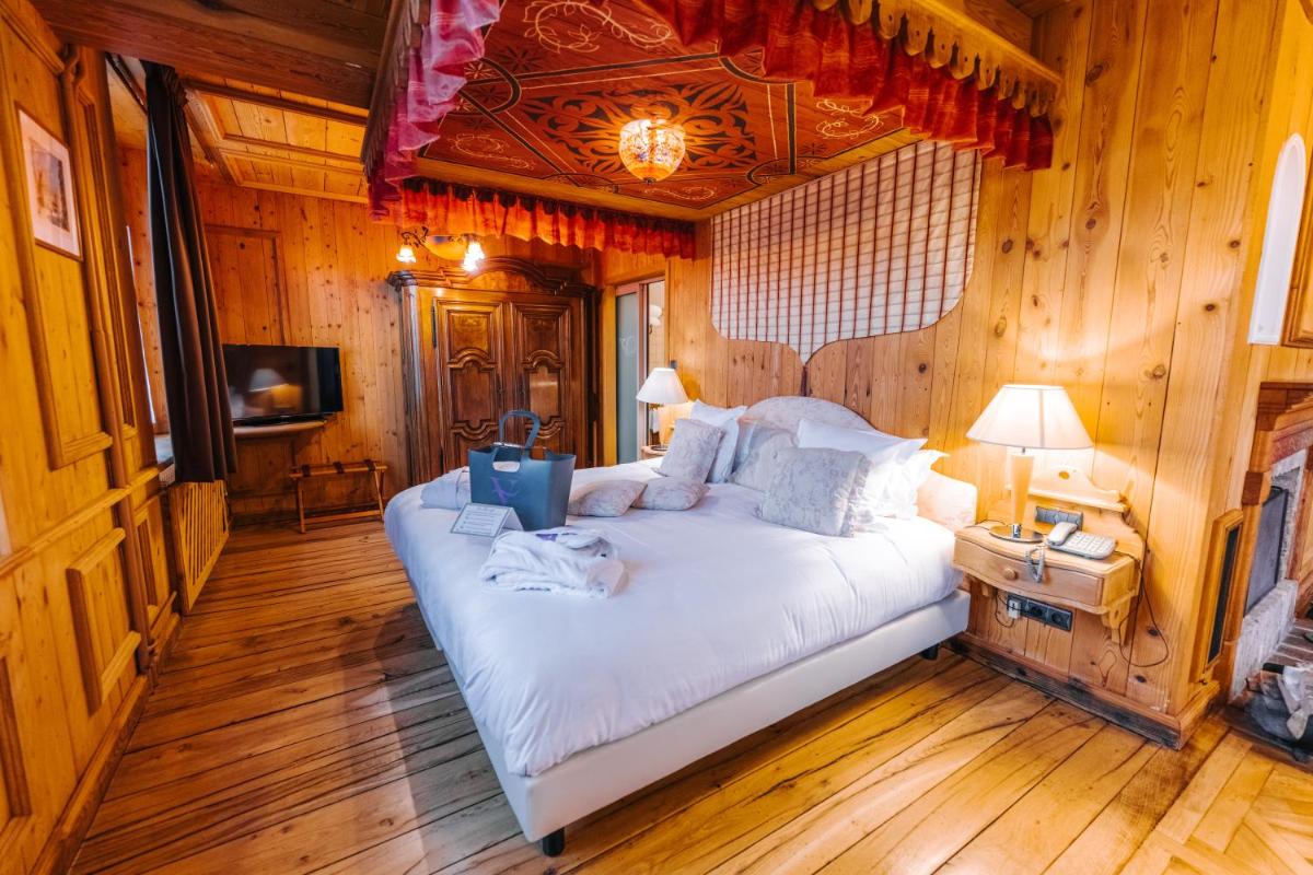 Un ou plusieurs lits dans un hébergement de l'établissement Les Violettes Hotel & Spa