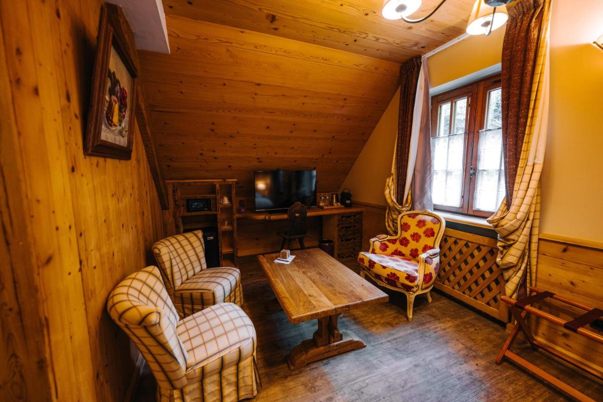 Télévision ou salle de divertissement dans l'établissement Les Violettes Hotel & Spa