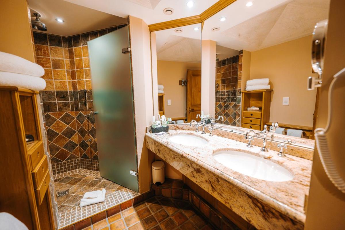 Salle de bains dans l'établissement Les Violettes Hotel & Spa