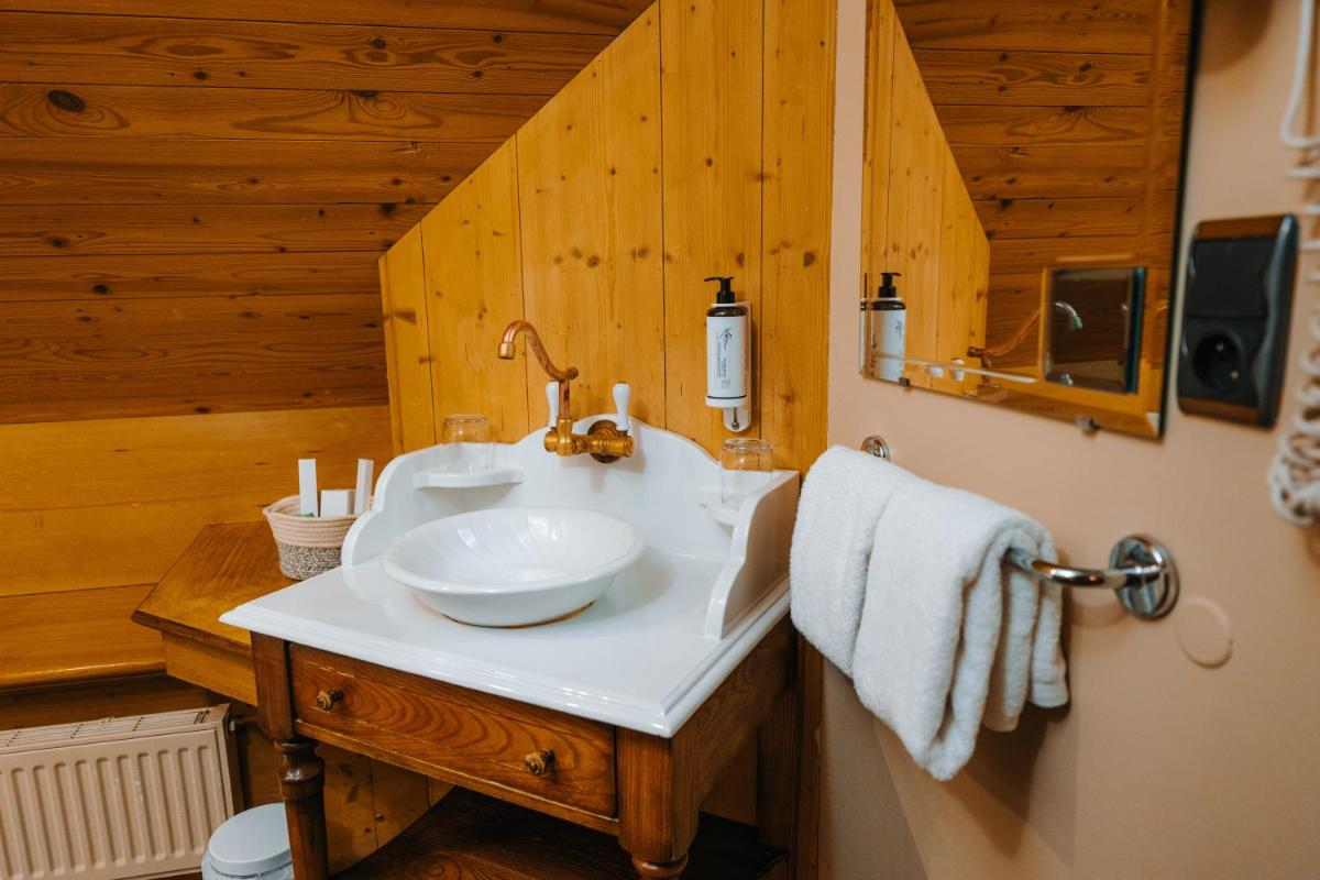 Salle de bains dans l'établissement Les Violettes Hotel & Spa