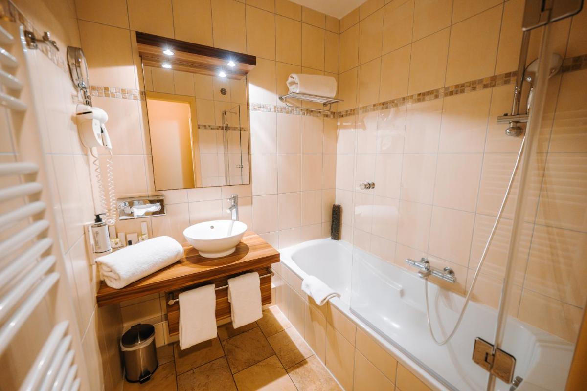 Salle de bains dans l'établissement Les Violettes Hotel & Spa