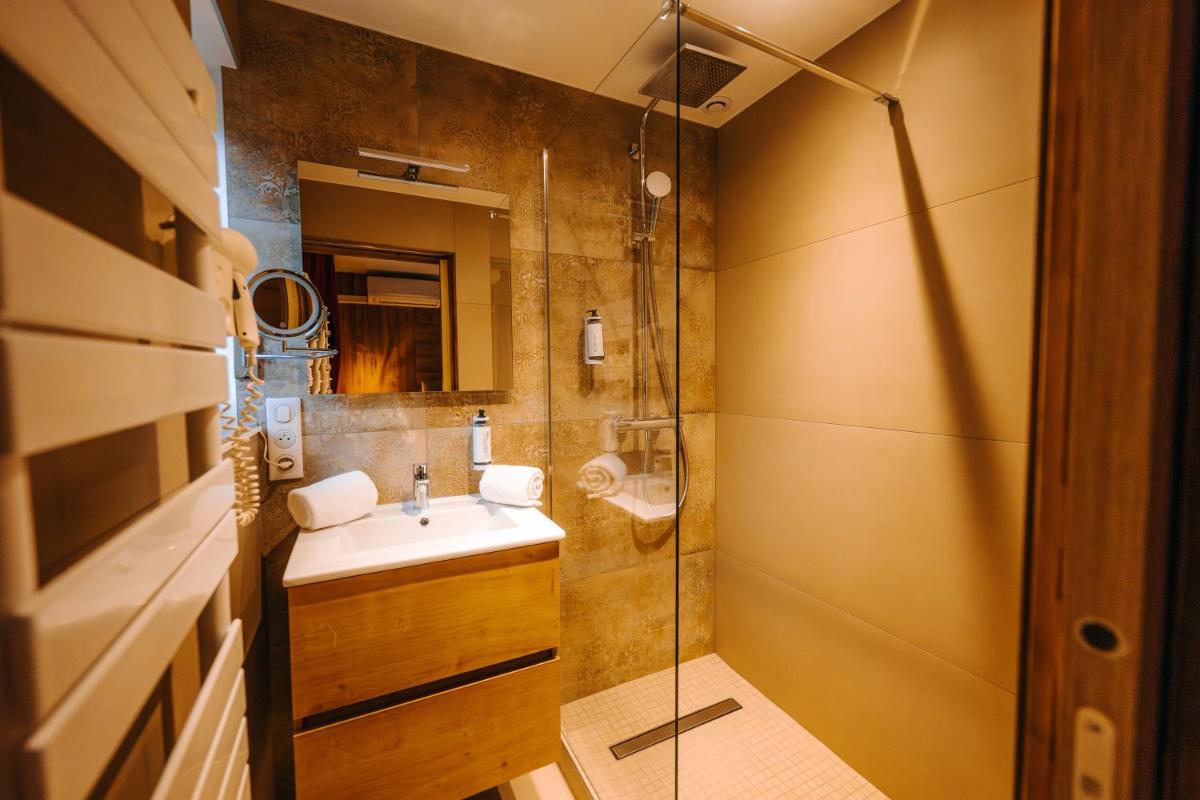 Salle de bains dans l'établissement Les Violettes Hotel & Spa