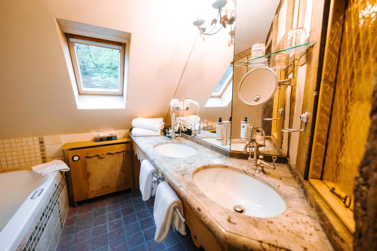 Salle de bains dans l'établissement Les Violettes Hotel & Spa