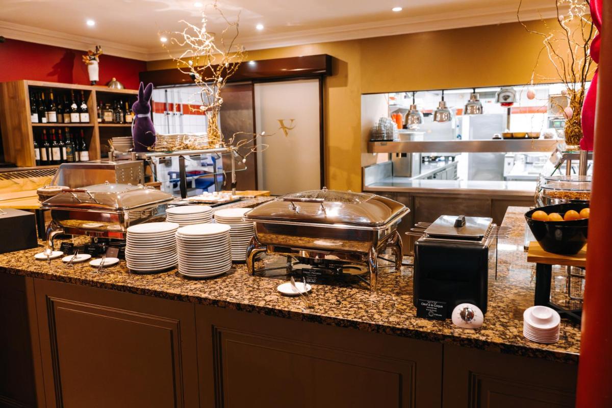 Cuisine ou kitchenette dans l'établissement Les Violettes Hotel & Spa