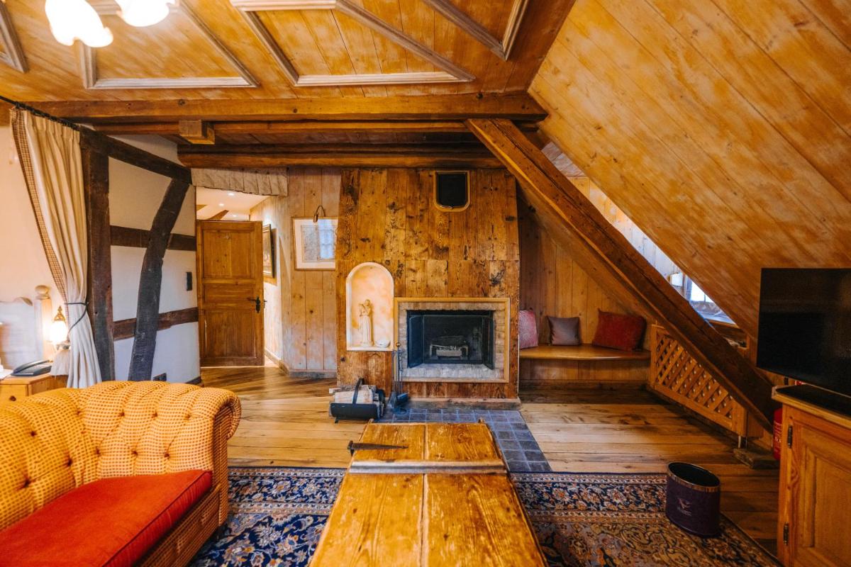 Télévision ou salle de divertissement dans l'établissement Les Violettes Hotel & Spa