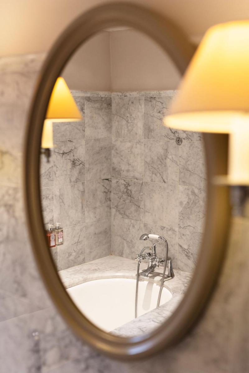 Salle de bains dans l'établissement Hôtel - Restaurant & Spa La Magdeleine - Mathias Dandine