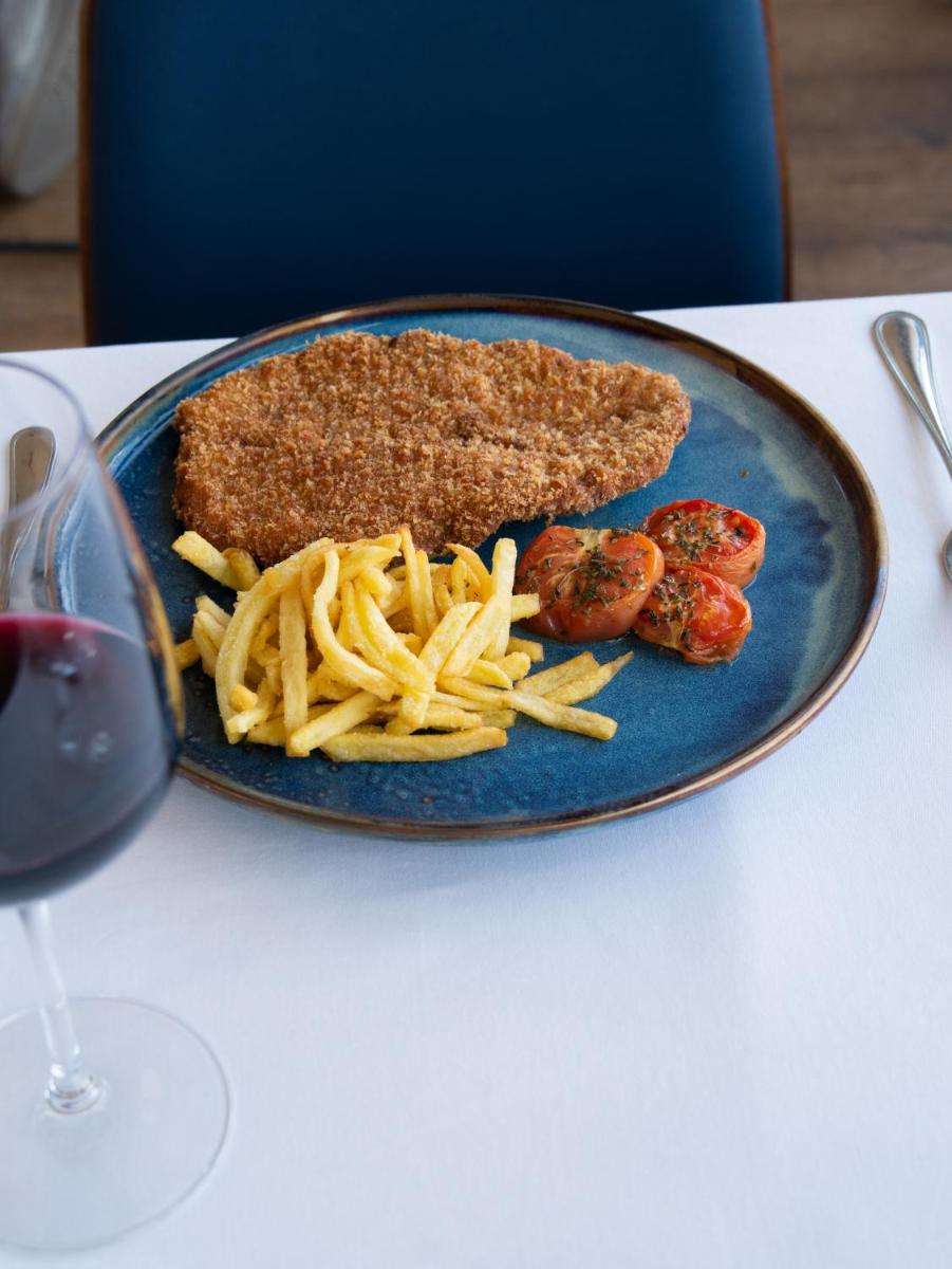 Comida en o cerca de este hotel