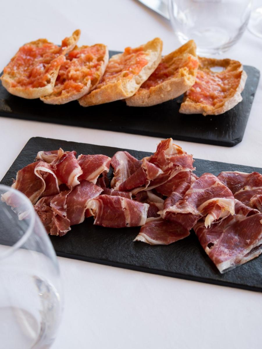 Comida en o cerca de este hotel