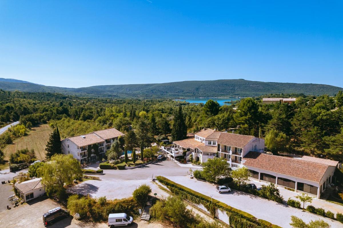 - une vue aérienne sur un complexe avec un parking dans l'établissement Hôtel Spa L'Ermitage, aux Salles-sur-Verdon