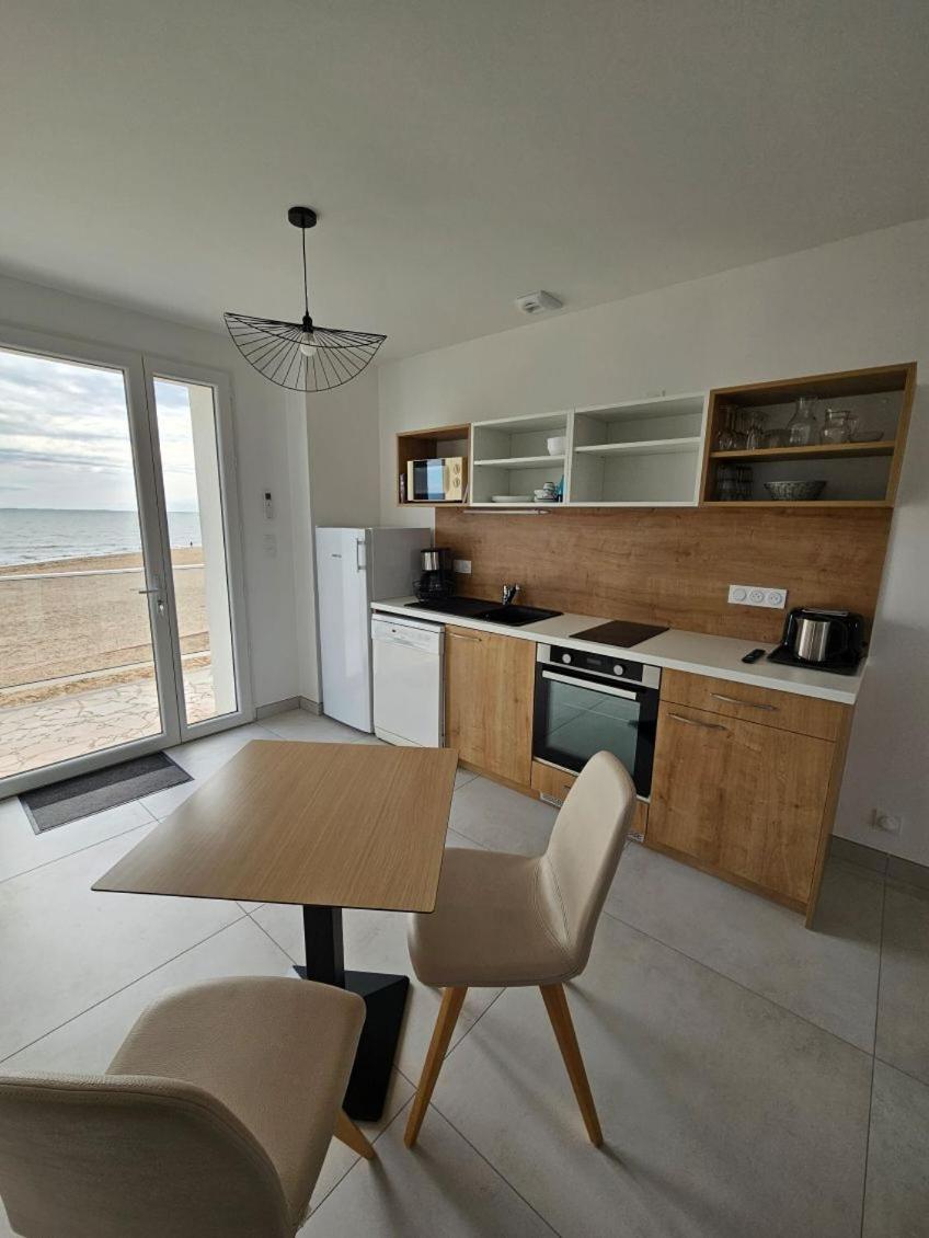 Cuisine ou kitchenette dans l'établissement Hotel Les Dunes