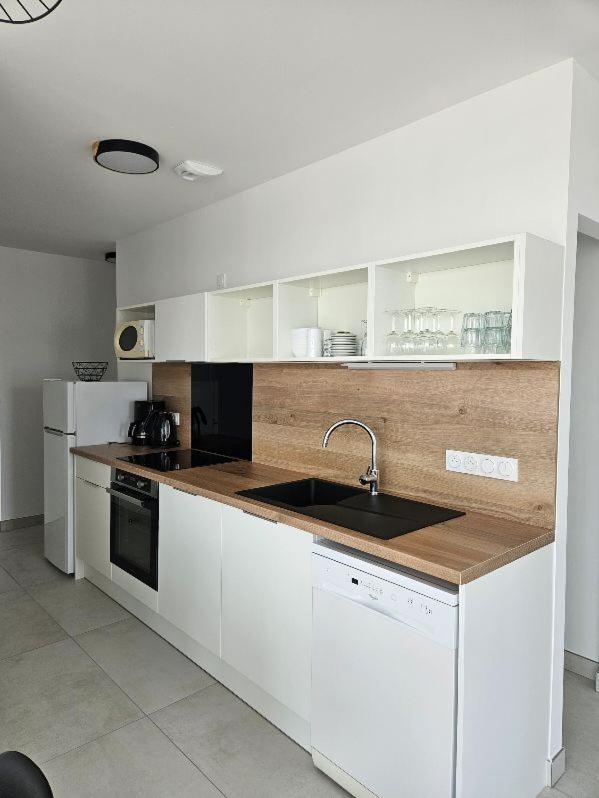 Cuisine ou kitchenette dans l'établissement Hotel Les Dunes