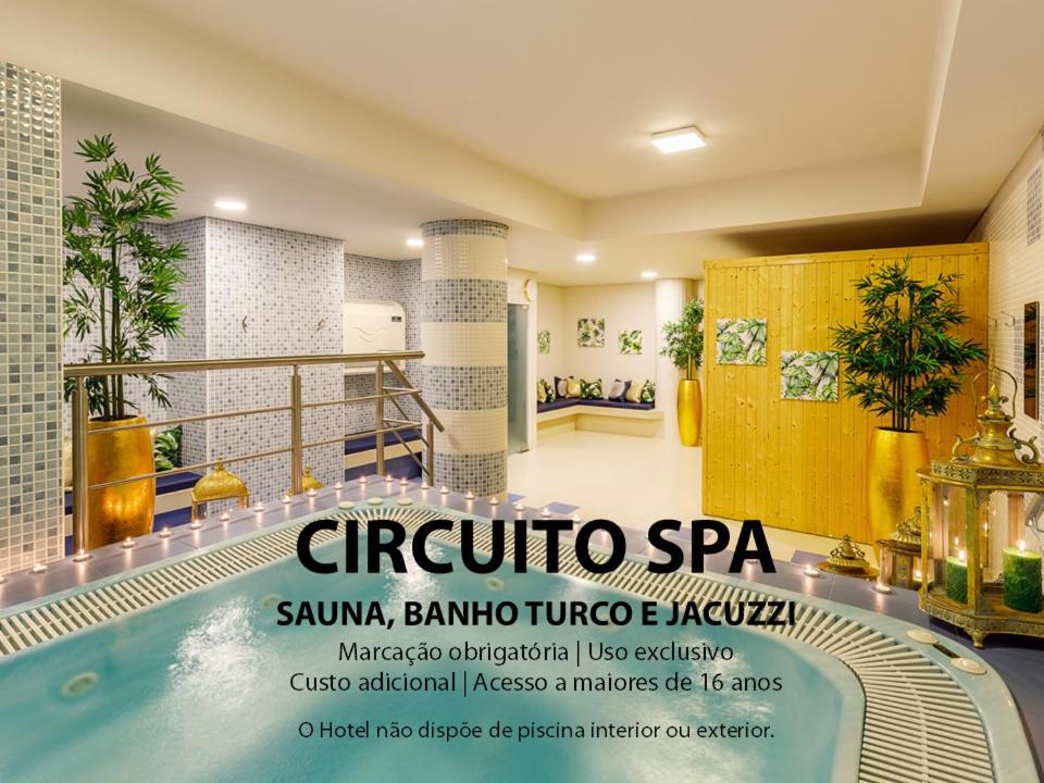um quarto com piscina num edifício em Aurea Fatima Hotel Congress & Spa em Fátima