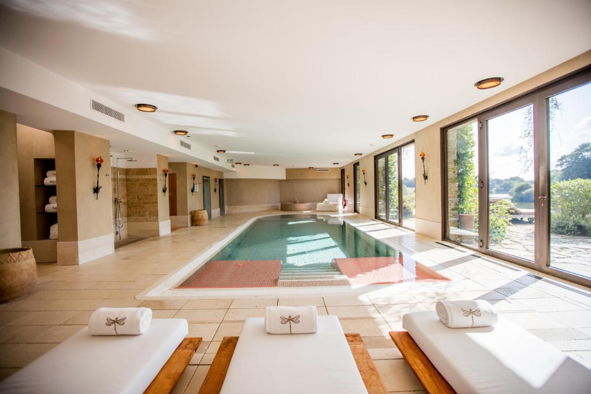 - une piscine dans une chambre dotée de fenêtres et d'une piscine dans l'établissement HOTEL Domaine des Etangs, Auberge Resorts Collection, à Massignac