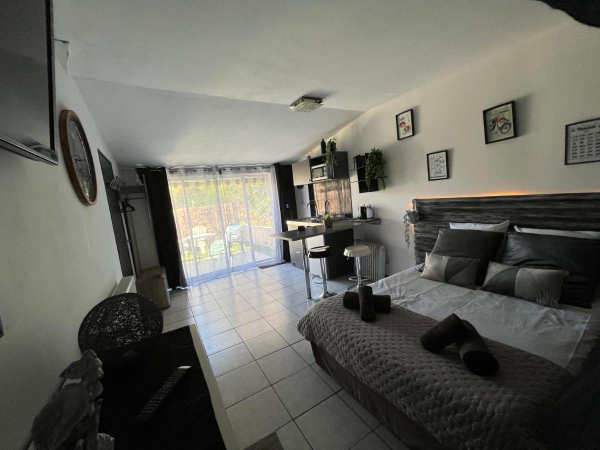"Le Maloya" Chalets independants -Chambre Balneo - Relais Motards - Housity