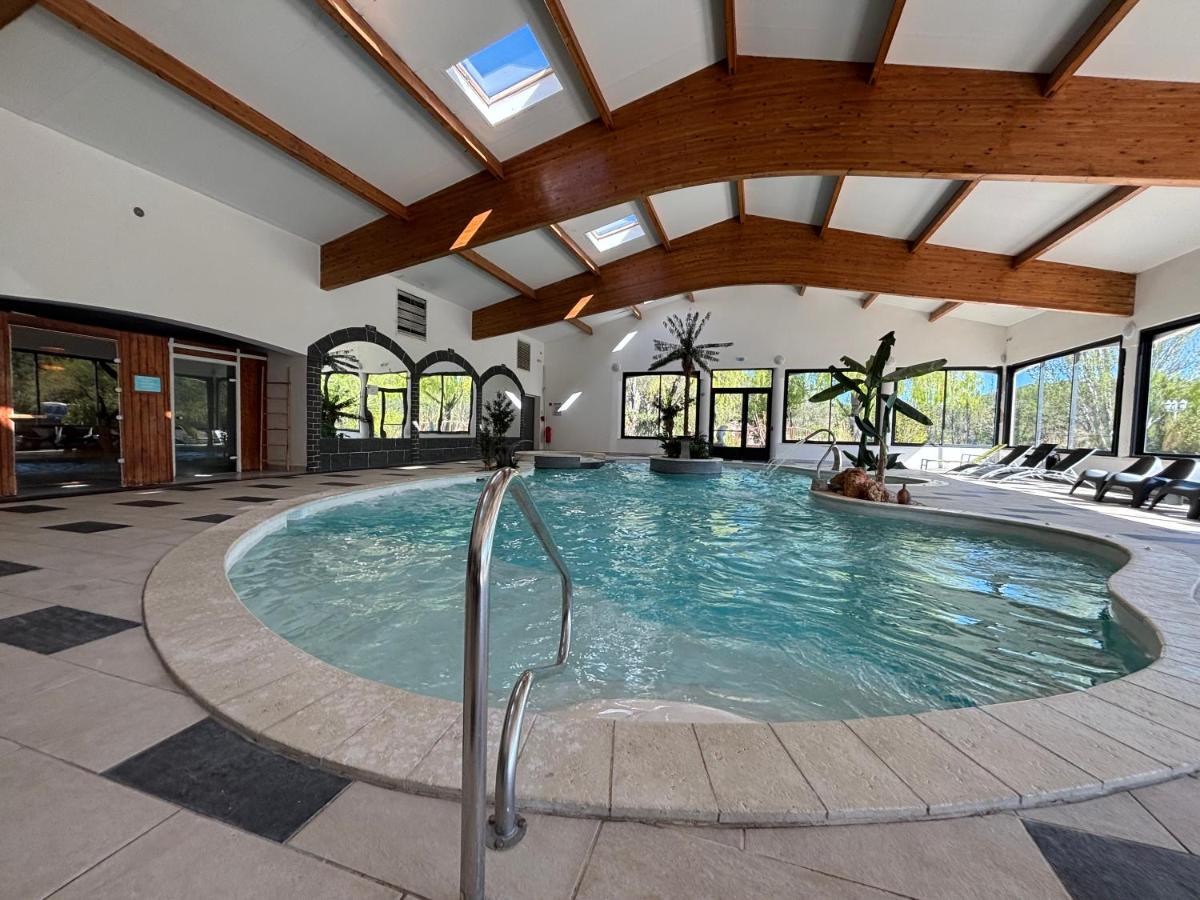 Piscine de l'établissement Hôtel Spa L'Ermitage ou située à proximité