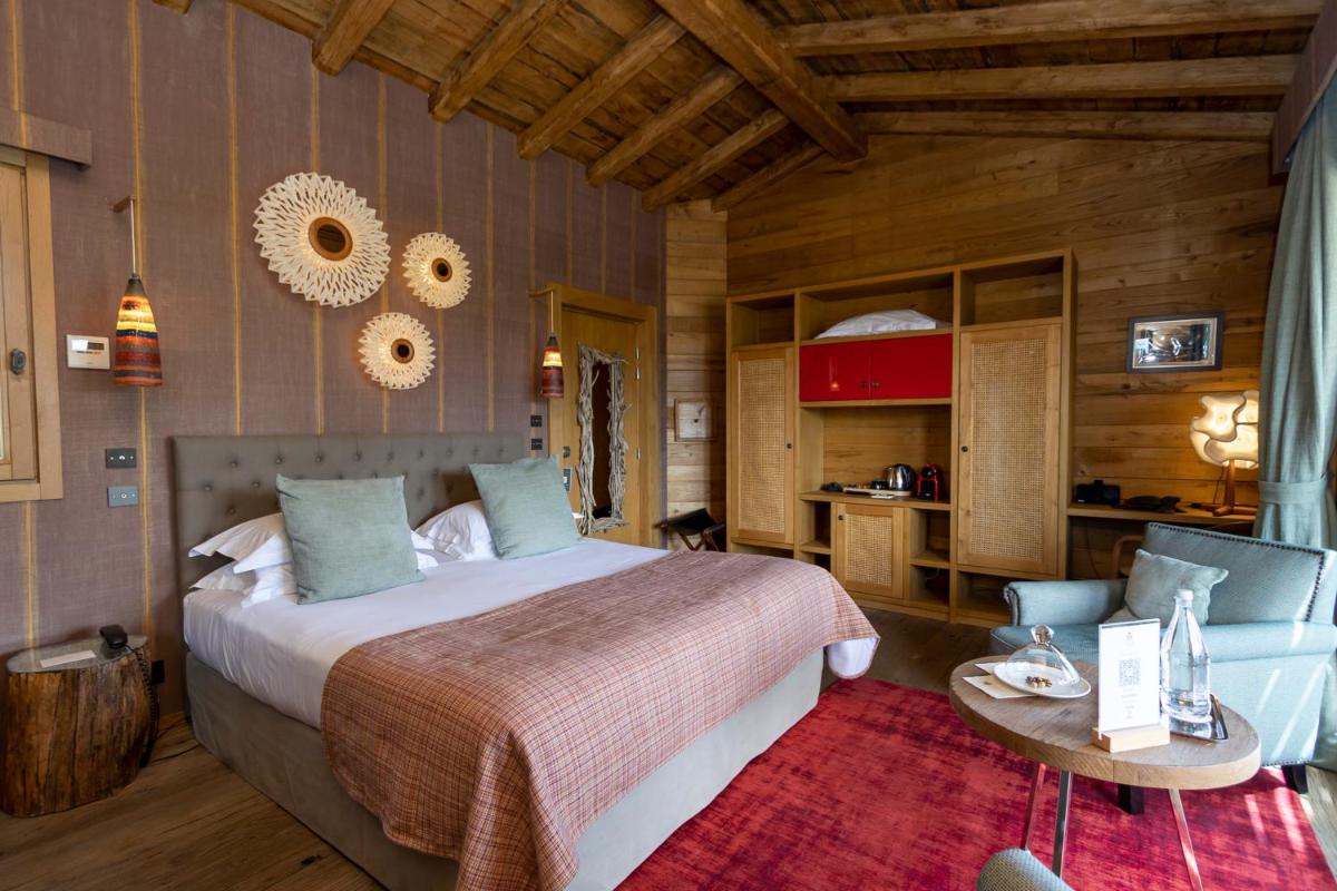 une chambre avec un grand lit et une table dans l'établissement La Signoria & Spa, à Calvi 37 autres photos