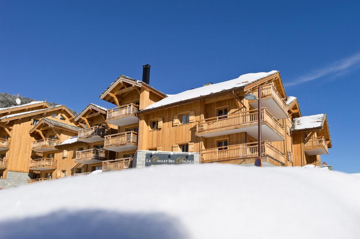 un bâtiment avec de la neige au-dessus dans l'établissement CGH Résidence Boutique Le Chalet des Dolines, à Montgenèvre