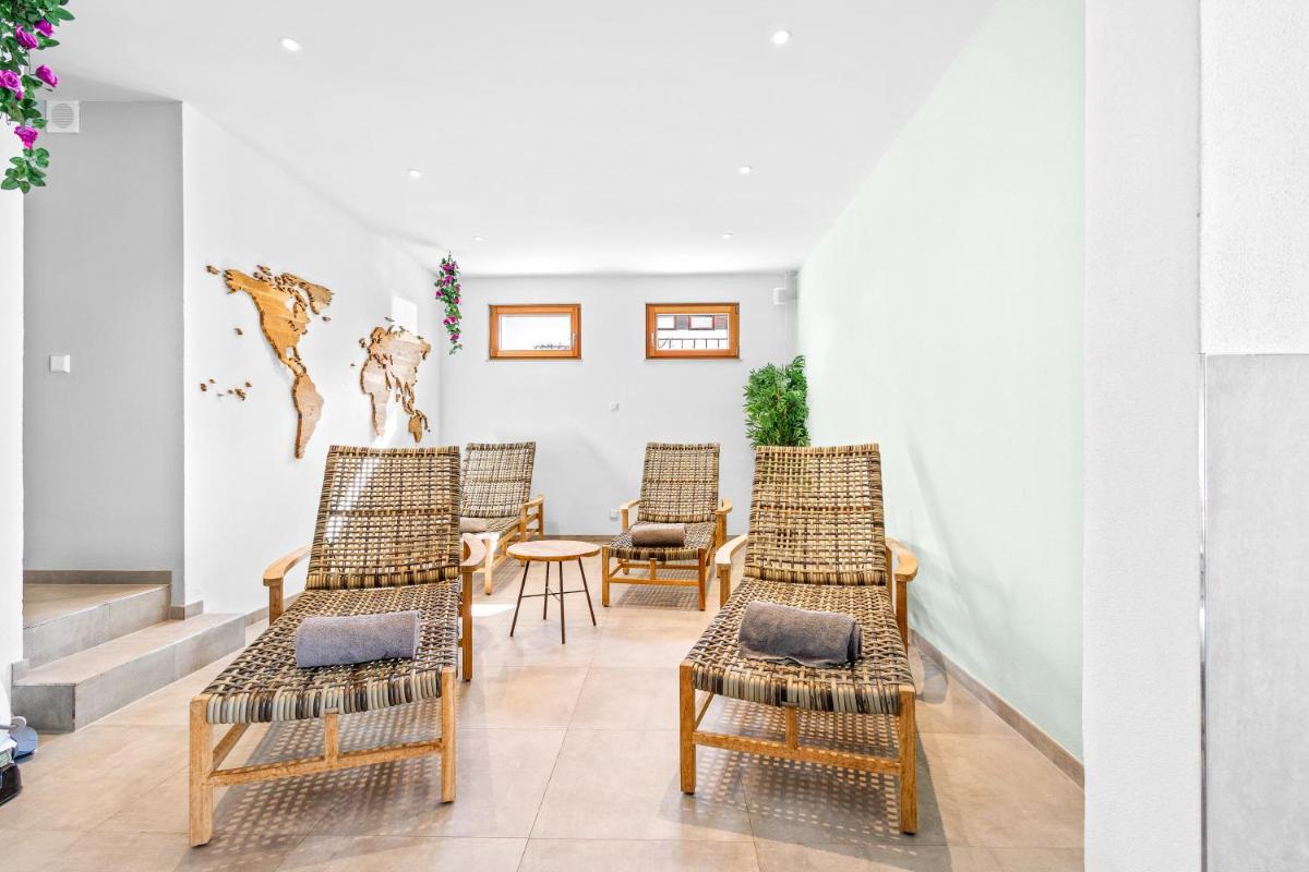 Ein Sitzbereich in der Unterkunft Soho Mountain Chalet - Pool und Sauna