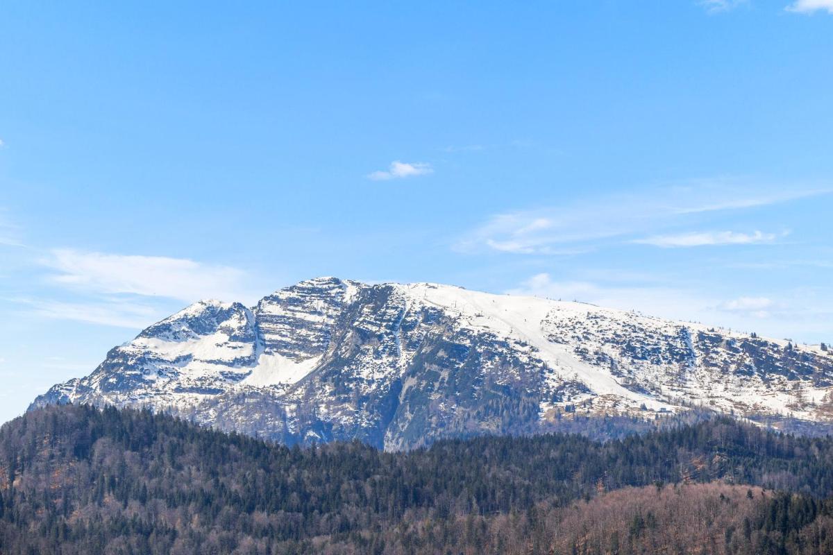 Ein allgemeiner Bergblick oder ein Berglick von des Aparthotels aus