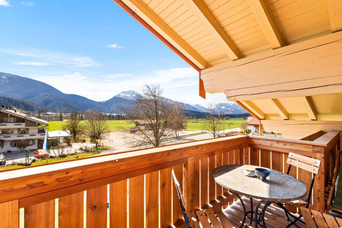 einen Balkon mit einem Tisch und Bergblick in der Unterkunft Soho Mountain Chalet - Pool und Sauna in Reit im Winkl