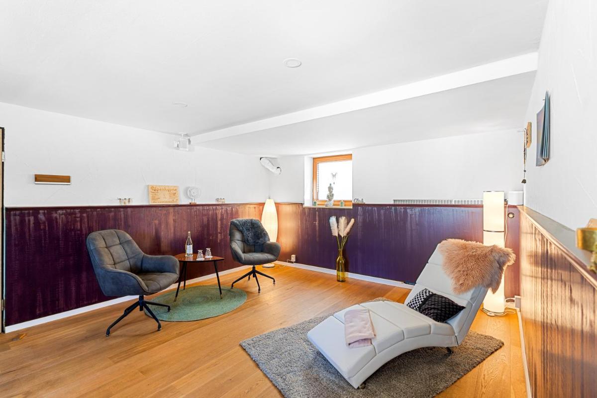Ein Sitzbereich in der Unterkunft Soho Mountain Chalet - Pool und Sauna