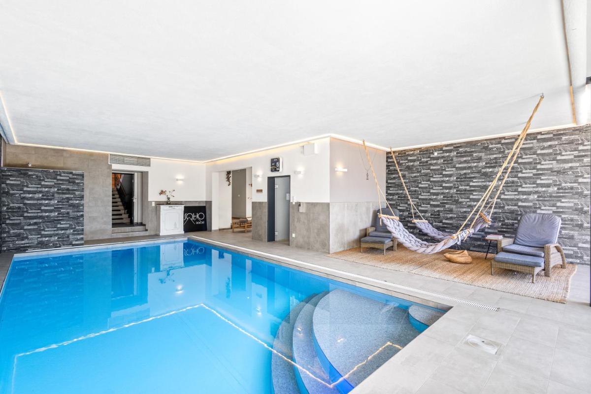 einen Pool mit Hängematte in einem Haus in der Unterkunft Soho Mountain Chalet - Pool und Sauna in Reit im Winkl