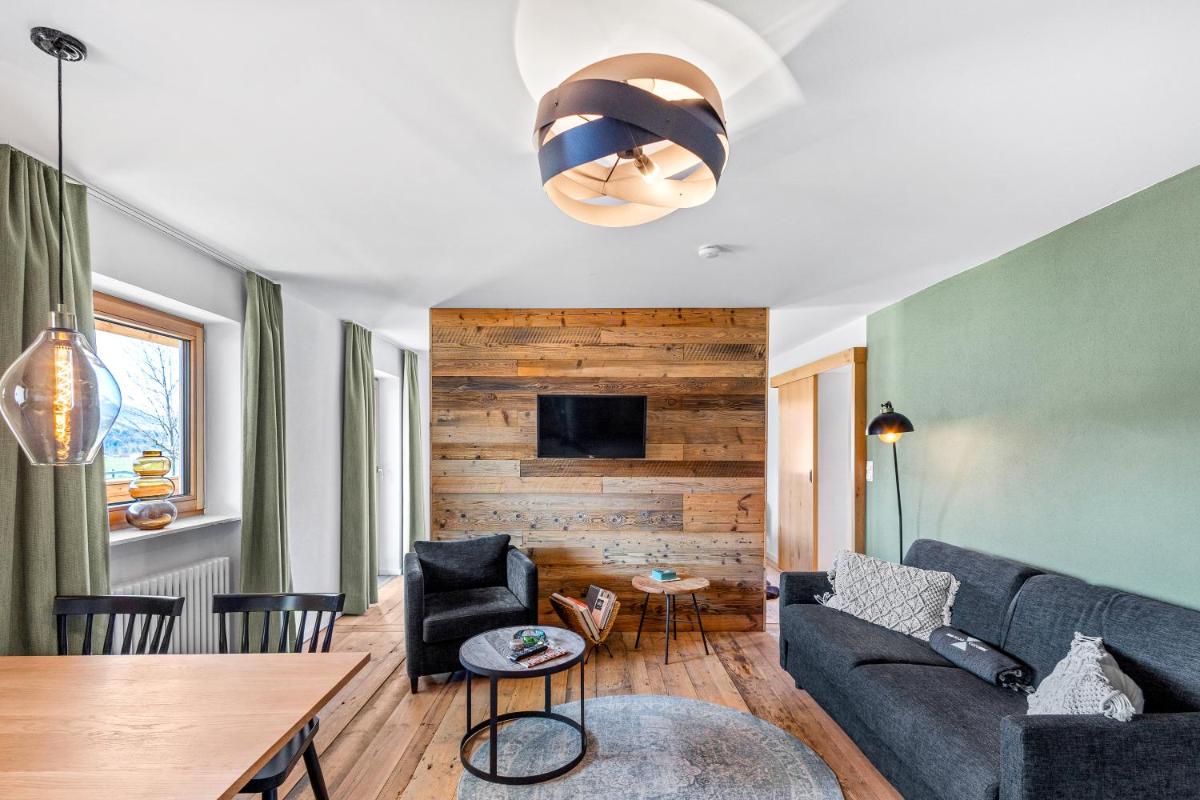 Ein Sitzbereich in der Unterkunft Soho Mountain Chalet - Pool und Sauna