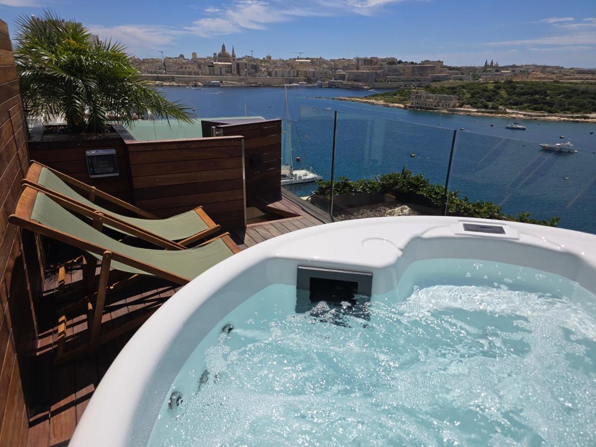 Valletta View Seafront Triplex Penthouse with Rooftop Jacuzzi - Housity