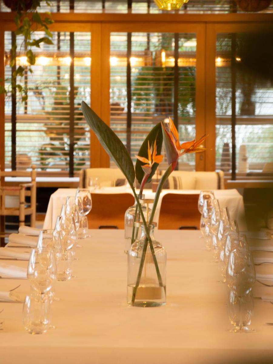 Un restaurante o sitio para comer en Hostal Empúries