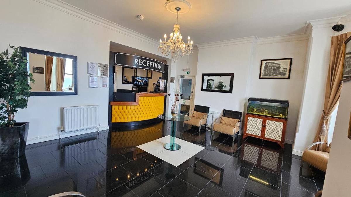 The Strand Hotel - Housity