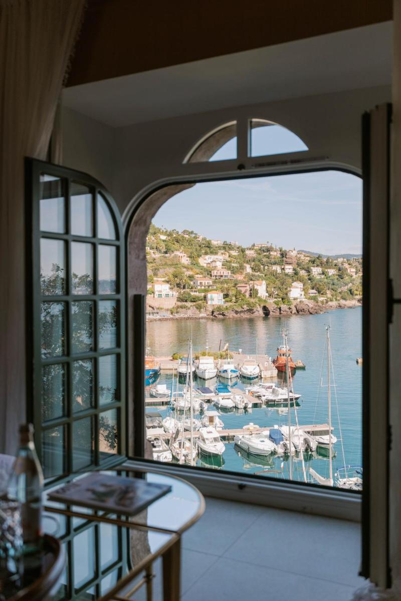 vue d'un port de plaisance depuis une chambre avec fenêtre dans l'établissement Château de Théoule Hôtel & Spa, à Théoule-sur-Mer