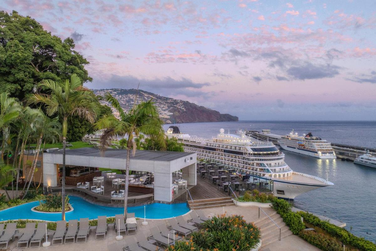 um navio de cruzeiro atracado em uma marina com dois navios de cruzeiro em Pestana Casino Park Hotel & Casino no Funchal