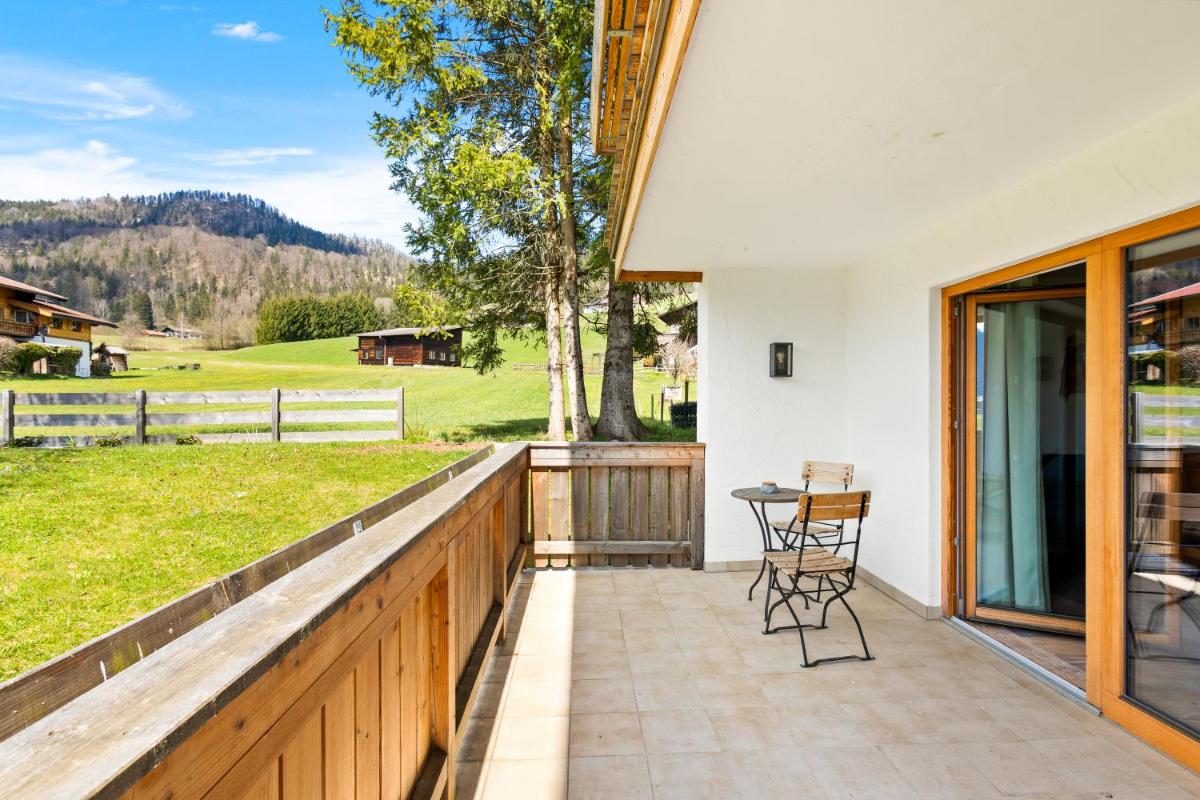 Ein allgemeiner Bergblick oder ein Berglick von des Aparthotels aus