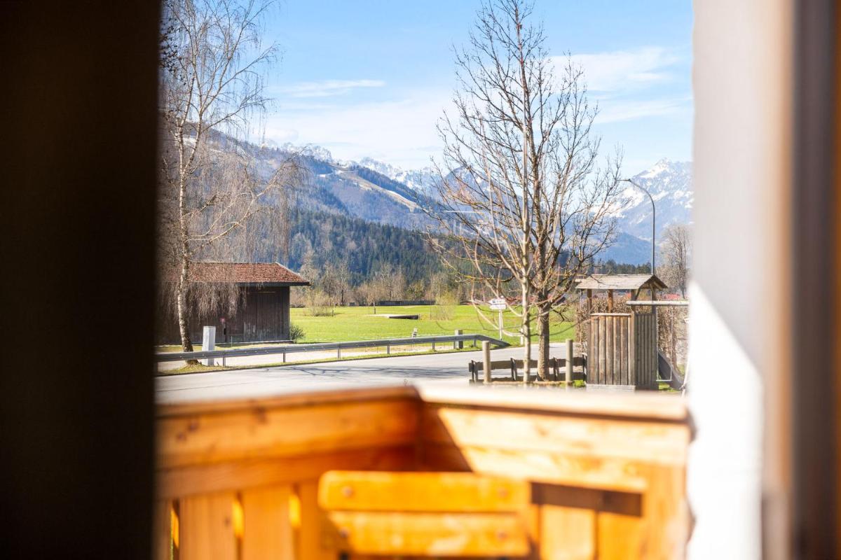 Ein allgemeiner Bergblick oder ein Berglick von des Aparthotels aus
